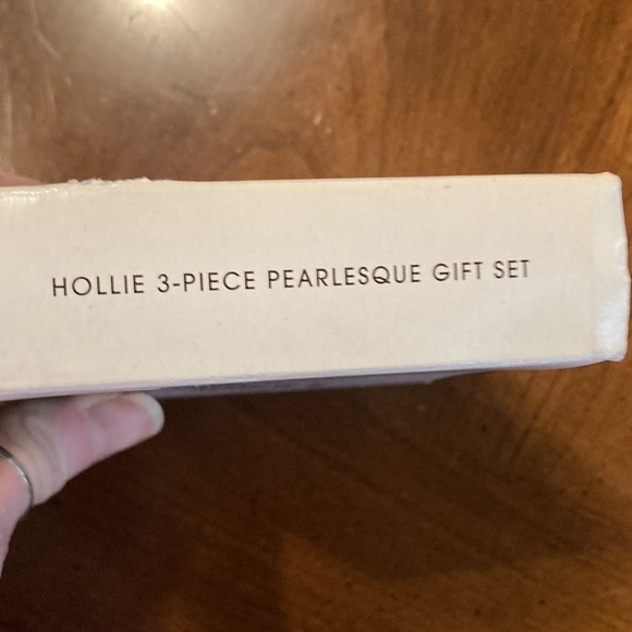 🌸NIB AVON Hollie 3 Piece Pearlesque Gift Set - Picture 13 of 14
